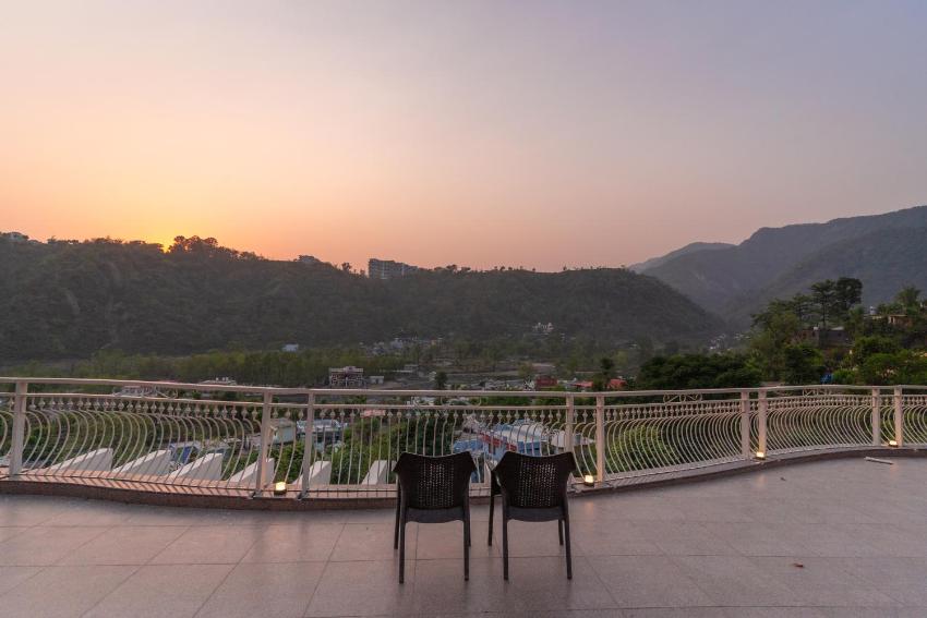 SaffronStays Casa Bellissimo, Dehradun - luxury villa near Malsi Deer Park with valley views