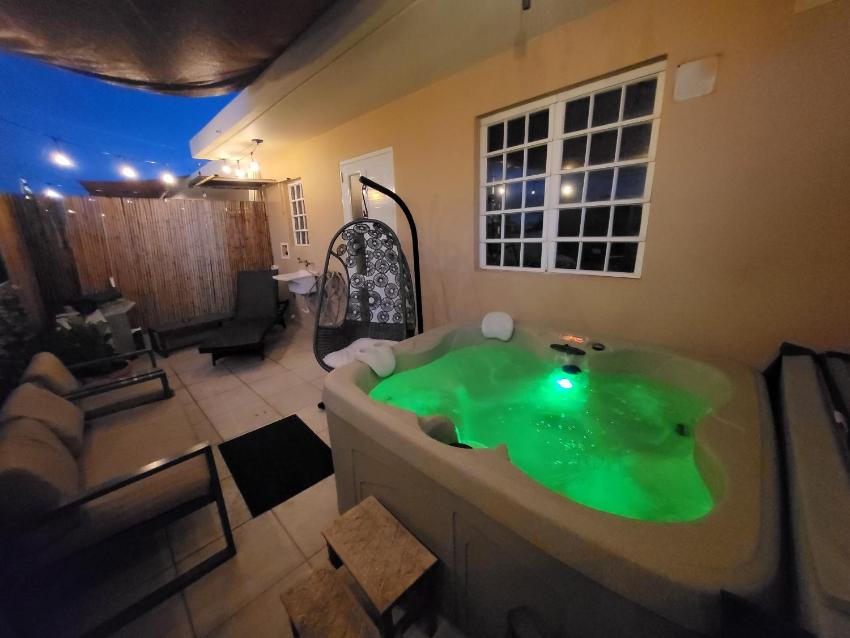 Cozy apt of 2BR with Jacuzzi and Parking