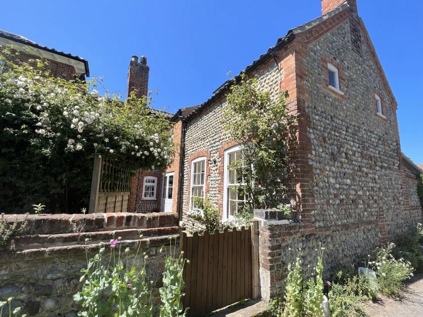 2 bed flint cottage in Norfolk - walking distance to Trimingham beach