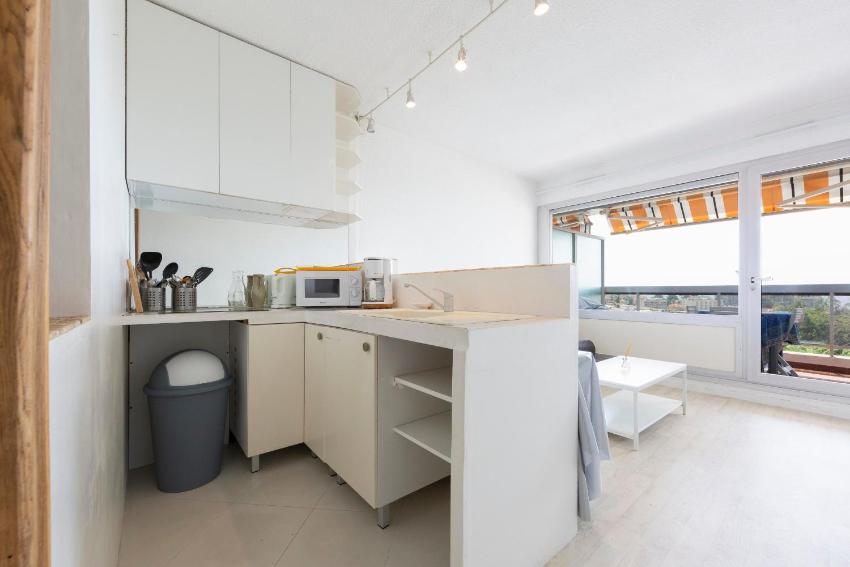 Studio with a 12 m2 terrasse sea view in Antibes Juan les Pins