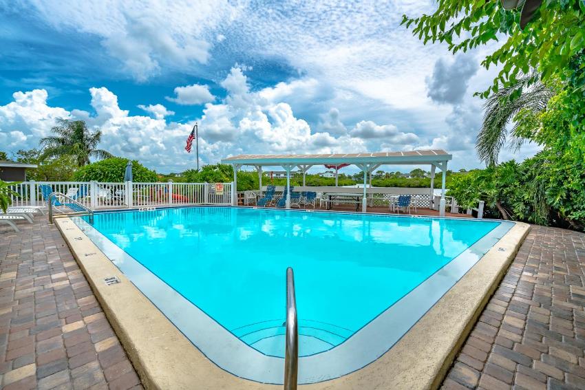 Seashell 19, 2 Bedrooms, Pool Access, WiFi, Sleeps 6, Walk to Beach