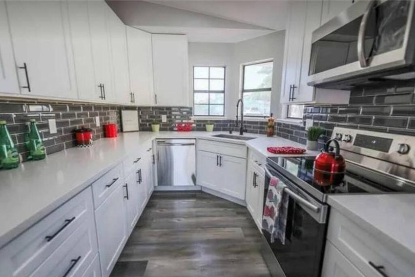 Beautiful home w/ Red door, Close to strip/Stadium