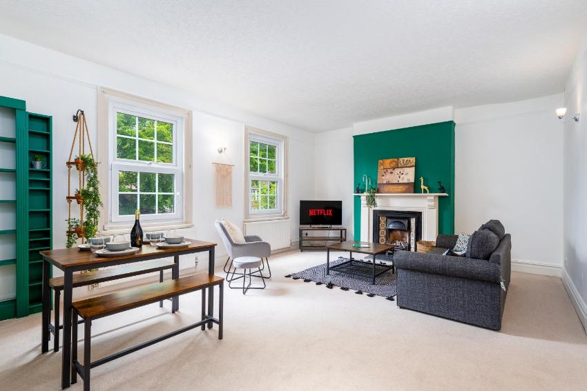 The Lincoln Book Inn