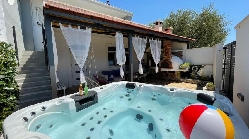 Superior Apartment Gironi with Hot Tub