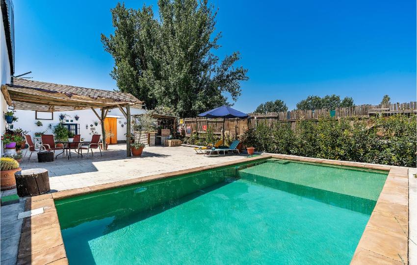 Amazing home in Granada with Outdoor swimming pool, WiFi and 3 Bedrooms