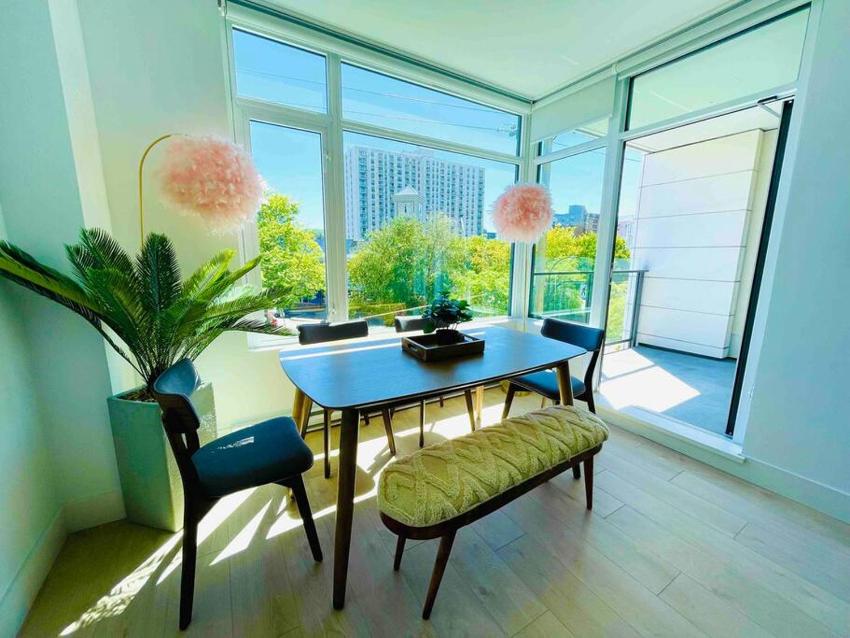 Lovely 2 bedroom downtown suite with free parking