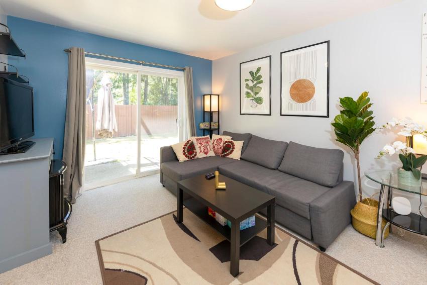 Newly furnished 2 BD-1 WC centrally located in Langford Victoria Sleeps 6