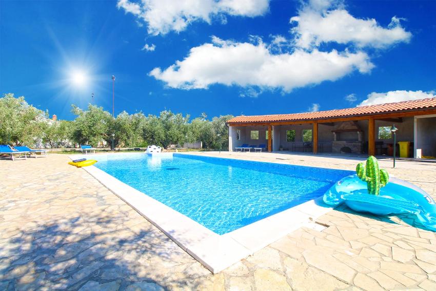 Rooms and aparments Valbandon 2202