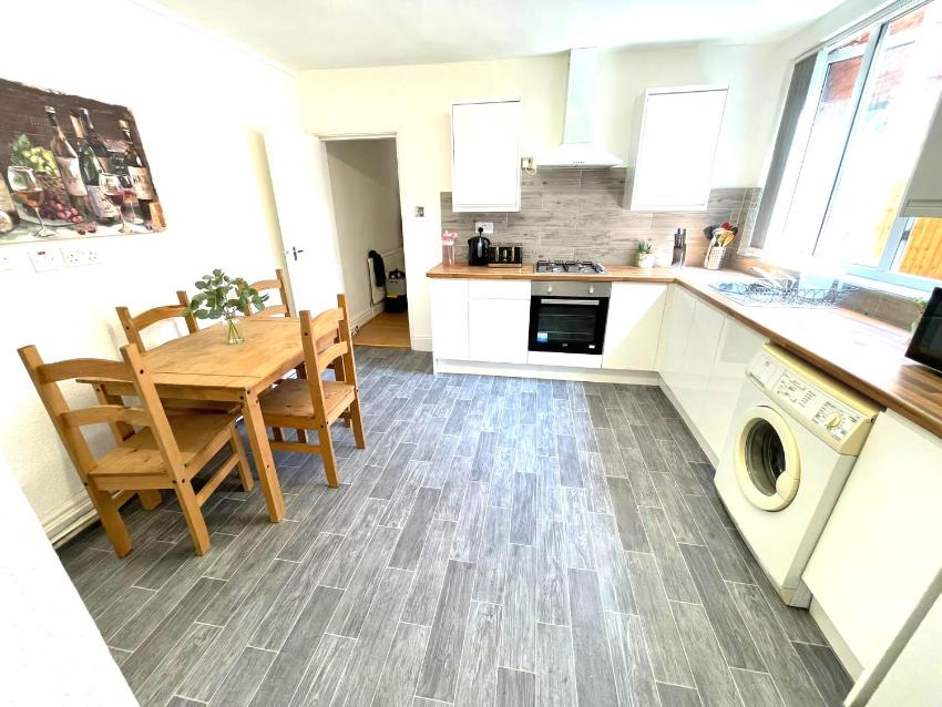 Spacious 2-Bed Apartment with Hot tub and Parking