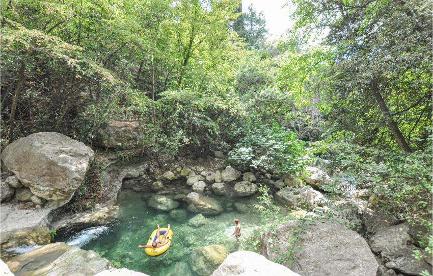 Stunning home in Saint-Jeannet with WiFi and 2 Bedrooms