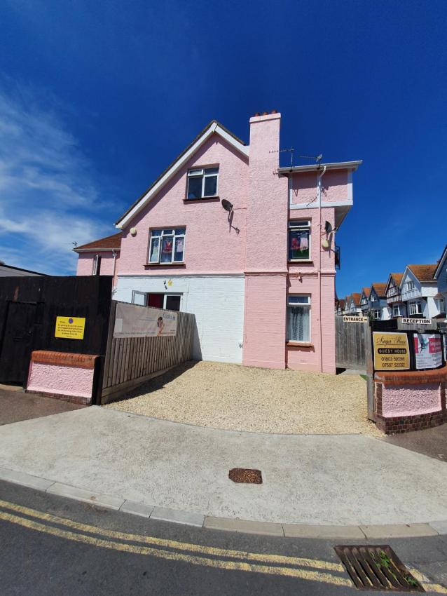 SINGER HOUSE ,PAIGNTON BEACH SEAFRONT ,GROUND FLOOR DOUBLE or TWIN FLATLET ,Private Garden ,WIFI, Parking Space, Bathroom, Fridge ,Tea, Coffee, There is a SINGLE & DOUBLE BED , PERFECT for , Couples , Family with 1 child