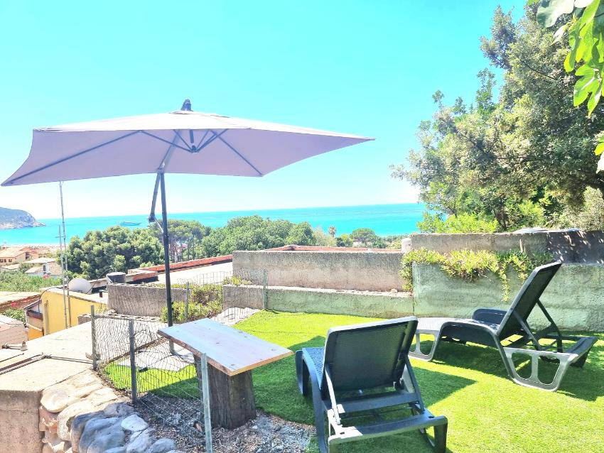 4 bedroom villa with garden 3 min walk from beach!