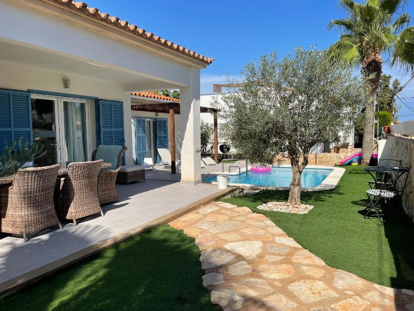 The Sun Beach Villa (Cala Llombards)