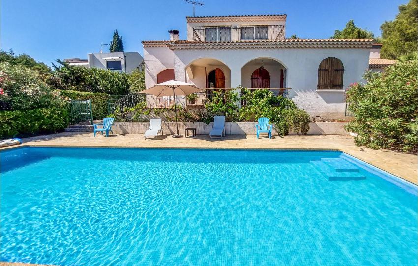 Stunning home in Bouzigues with Outdoor swimming pool, 3 Bedrooms and WiFi