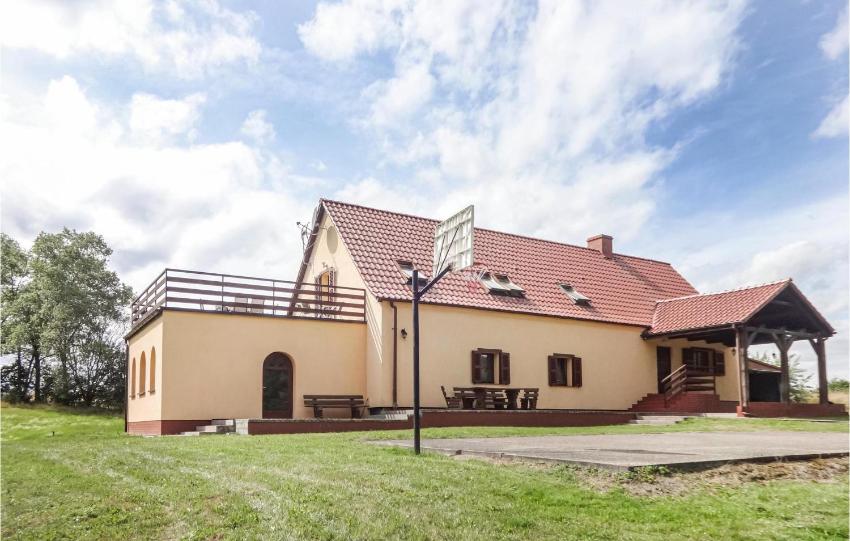 Stunning home in Nowe Worowo with 5 Bedrooms, Sauna and WiFi