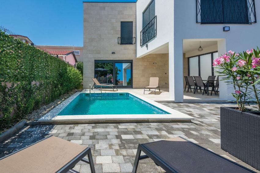 Luxury villa with a swimming pool Vir - 19115