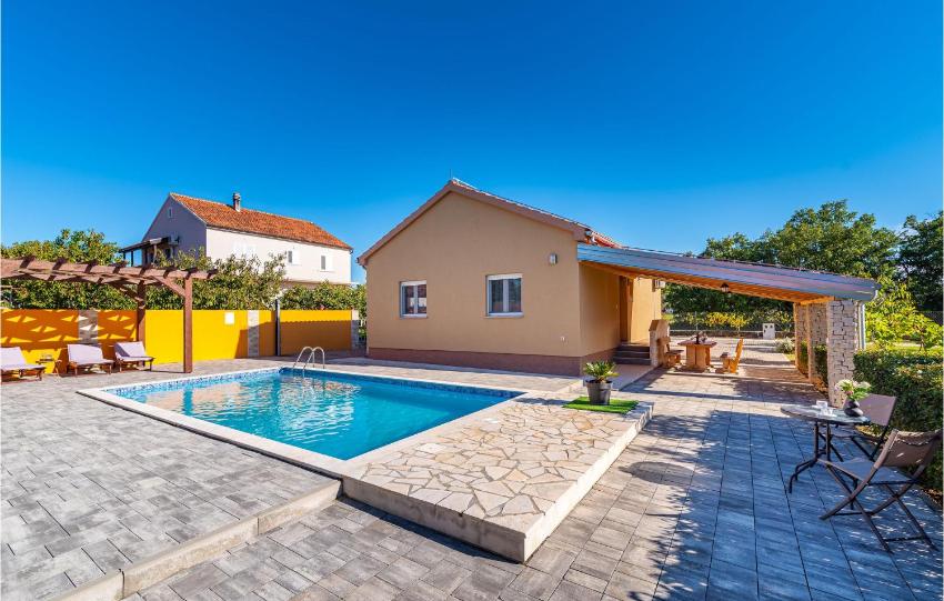 Nice home in Murvica with 3 Bedrooms, Outdoor swimming pool and Heated swimming pool