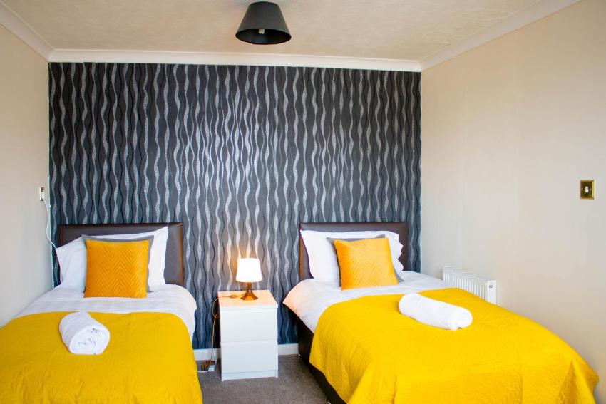 Spacious 5-Bed House! Tilbury! Free parking!