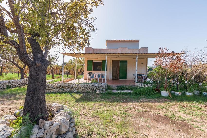 La casa colonica tra i mandorli