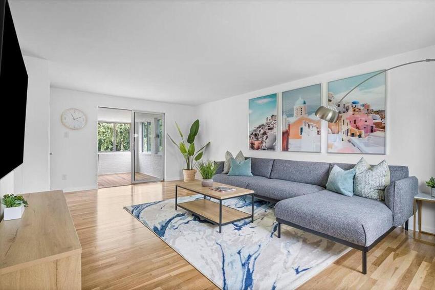 Stylish and Bright 4 Bedroom Home, Amazing Yard with Firepit, Game Room