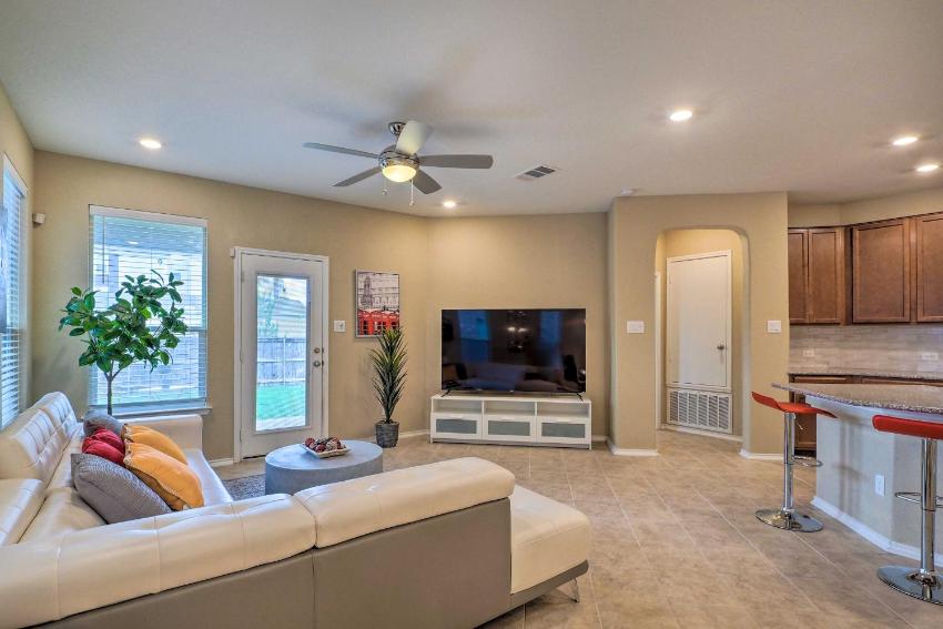 Round Rock Retreat about 20 Mi to Lake Travis!