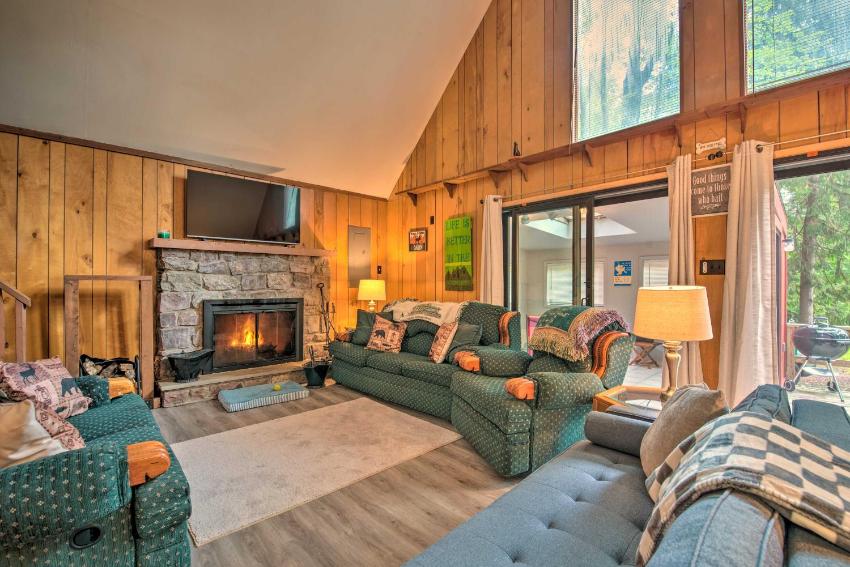Mountain Getaway with Indoor Hot Tub Skiers Welcome