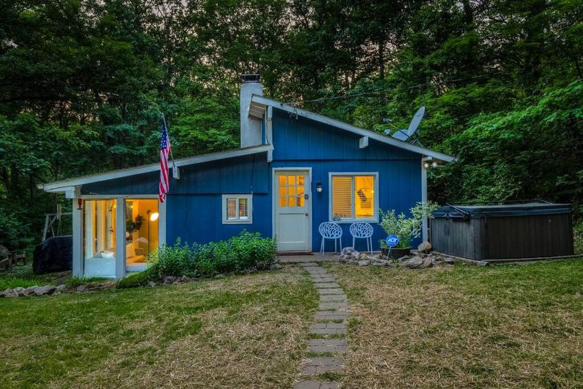 River Escape 3BR Cabin - Hot Tub ✯ Wifi ✯ Tubing