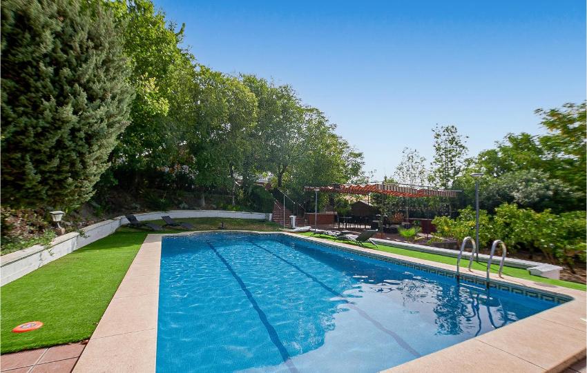 Awesome home in Cordoba with 5 Bedrooms, Outdoor swimming pool and Swimming pool