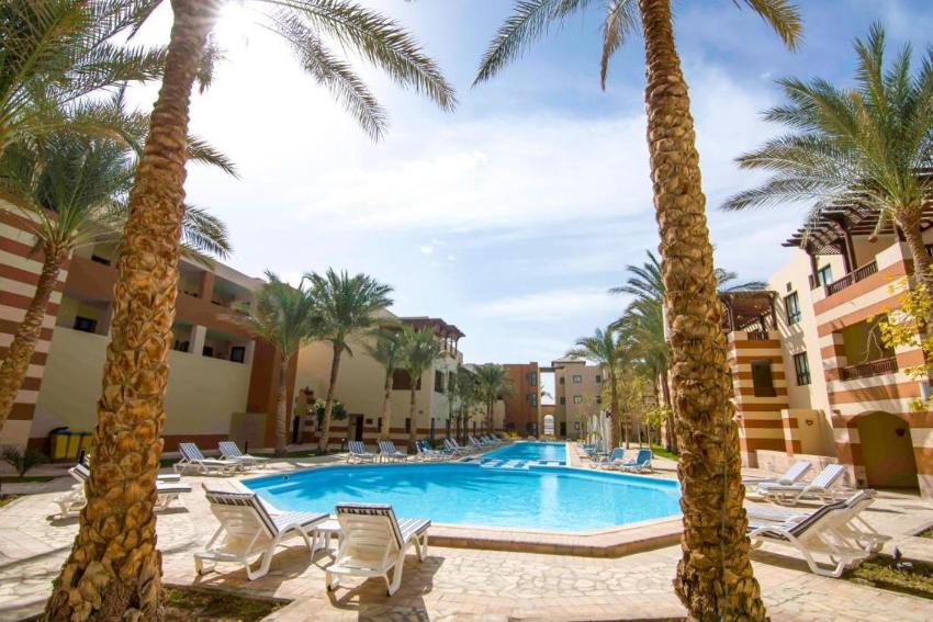 Chalet With Pool View