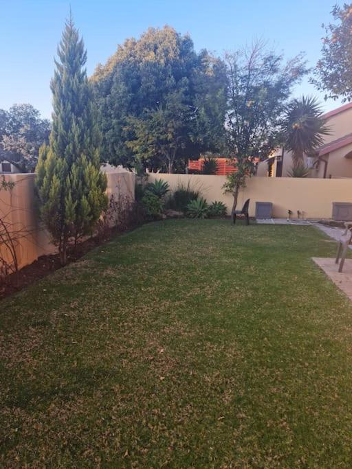 Justin's Place Lounge. An exceptional, large home with no Load Shedding, by The Grove Mall and Wilgers Hospital