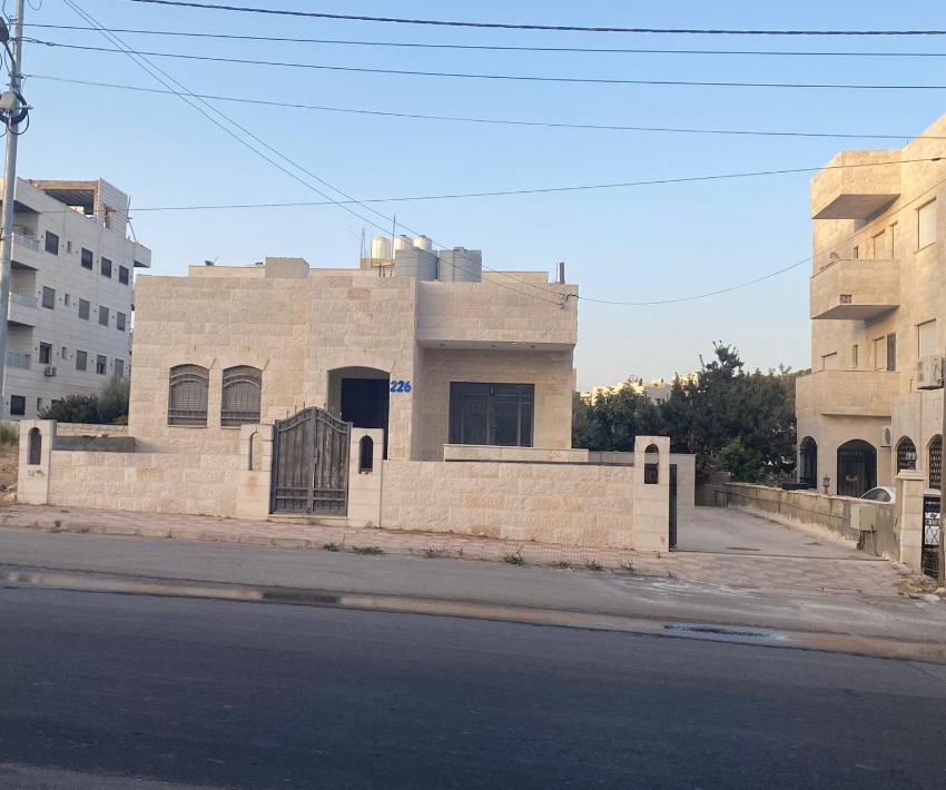 للايجار في البنيات الشارع الرئسي قرب جامعة البترا بيت مفروش مستقل للطلاب او الطالبات