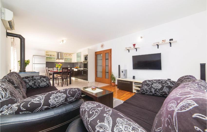 Amazing home in Primorski Dolac with WiFi and 3 Bedrooms