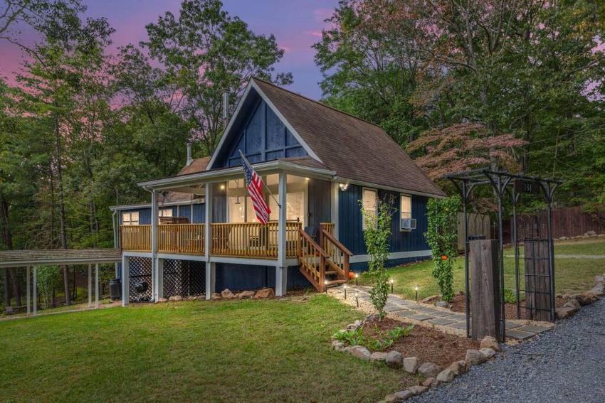 Blue Bear Cabin - Hot Tub, TV, Sleeps 10, Fire Pit