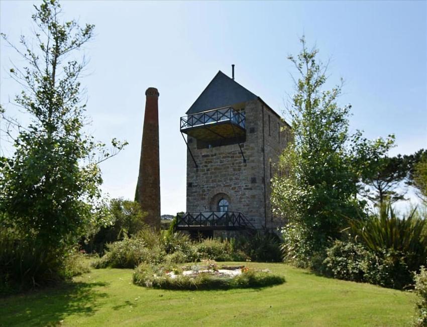 Engine House apartment - a Unique Holiday Home for 2