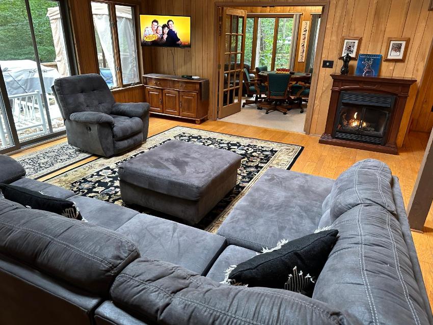 Large 5BR 4BA in Gold Star community near clubhouse and pool. Theater&game rooms