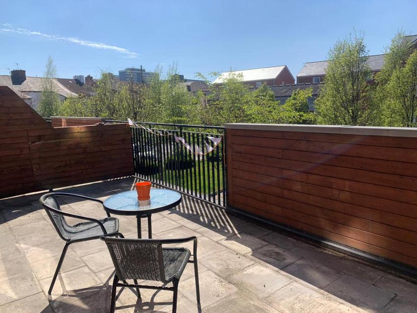 Large Apartment with Balcony Free Parking & Fast WiFi