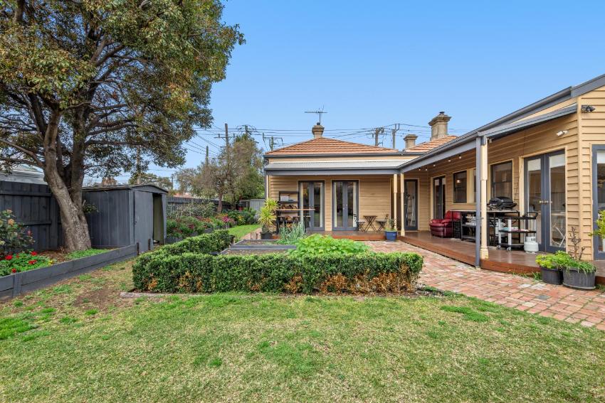 Gorgeous 3-Bedroom Victorian Home With Garden