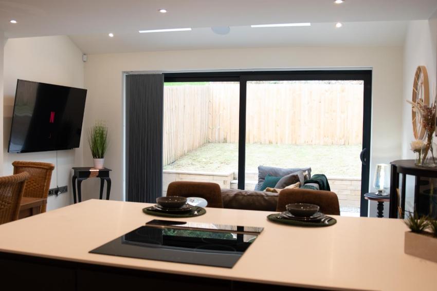 BV Comfy Spacious 3 Bedroom TownHouse At One Cliff Oak Leeds Perfect For Contractors