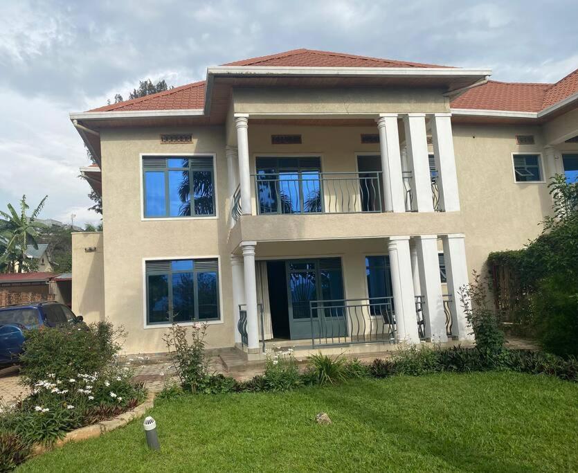 Beautiful 4 bedrooms, 3 bathrooms comfy villa in Kimihurura