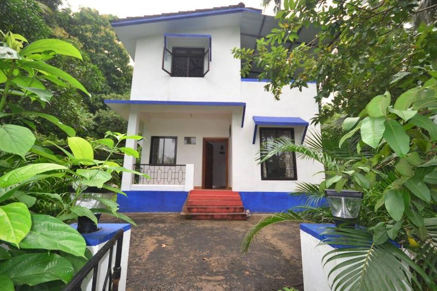 Riverside two-bedroom cottage with patio