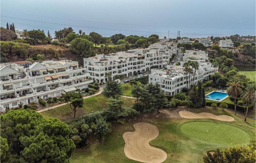 Nice apartment in Benahavs with Outdoor swimming pool, WiFi and 2 Bedrooms