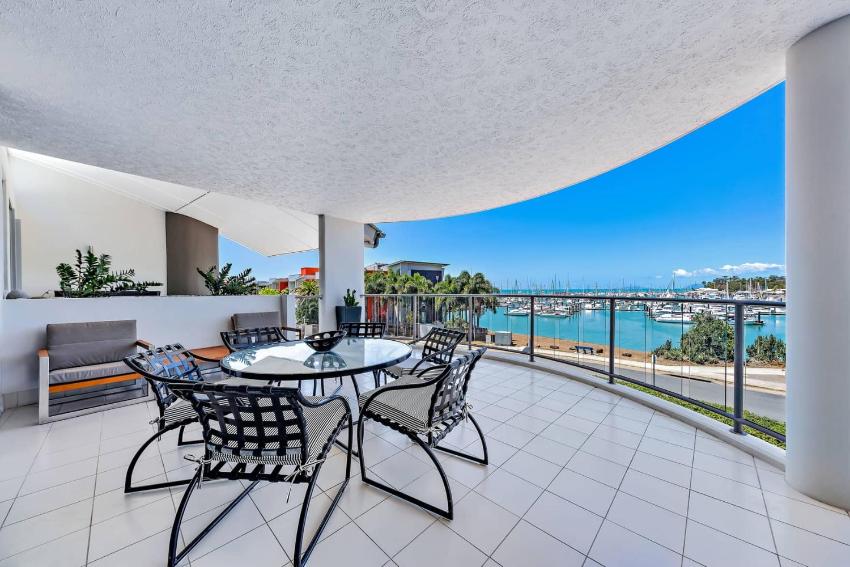 Idyllic Penthouse living at Marina Shores