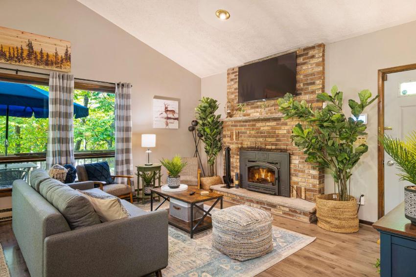 Modern Cabin w Lakes Pools, Lofted Deck, Fireplace