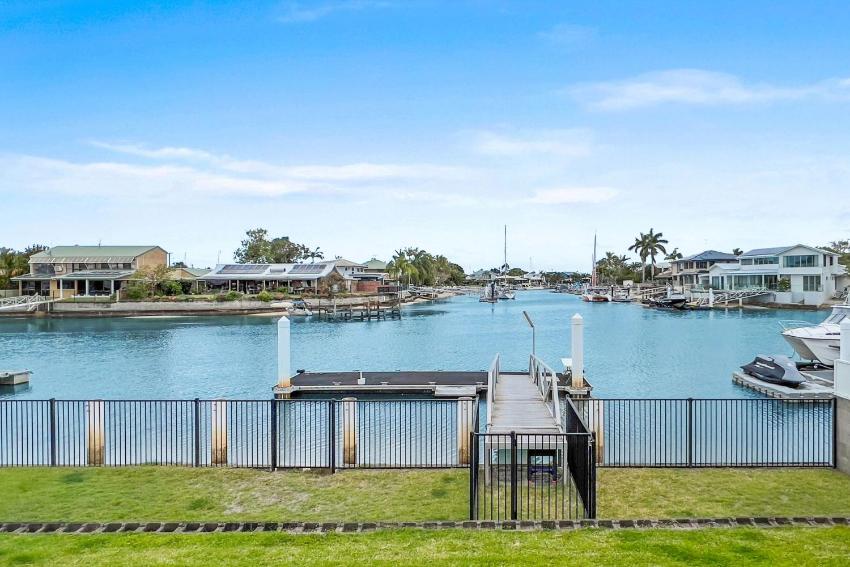 Oak 17 - Three Bedroom Canal Home with Air Conditioning, Pool, and huge Water Frontage!