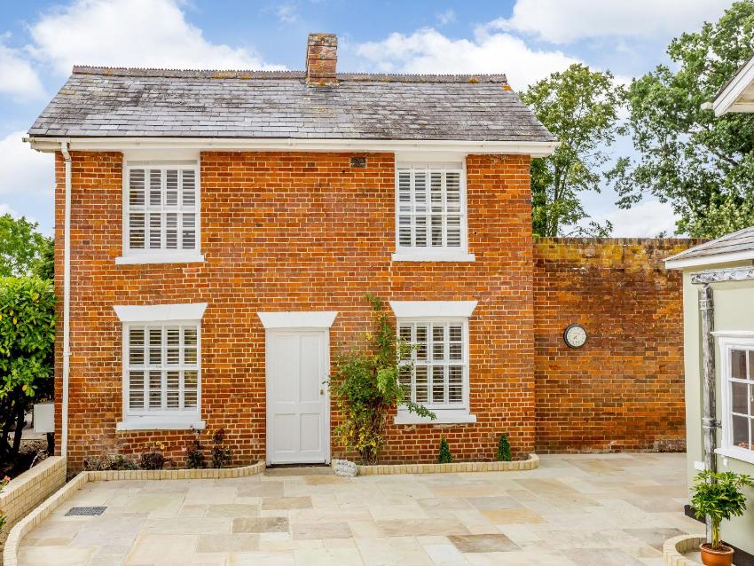 Toppesfield Hall Luxury Cottage with Hot Tub