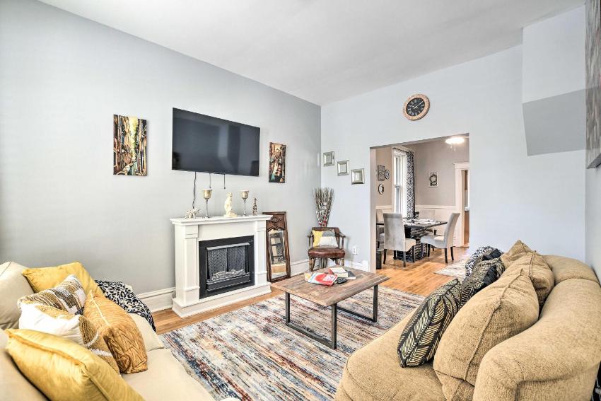 Prime Location Old Town Chicago Townhome!