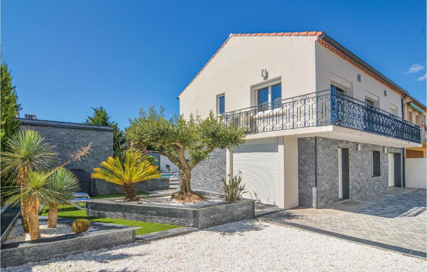 Beautiful home in Agde with WiFi, Outdoor swimming pool and Swimming pool