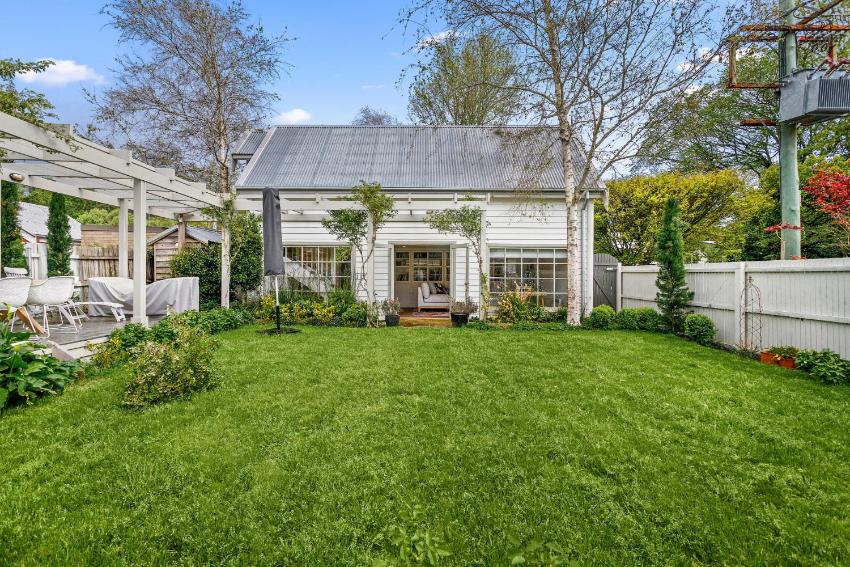 Picturesque 3-Bed Rural Cottage with a Lush Garden