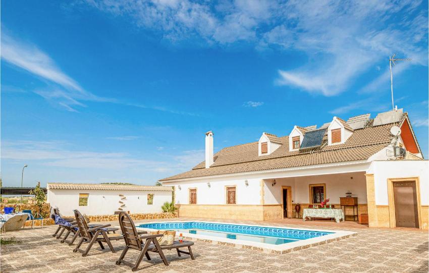 Beautiful home in Lucena with Outdoor swimming pool, WiFi and 7 Bedrooms