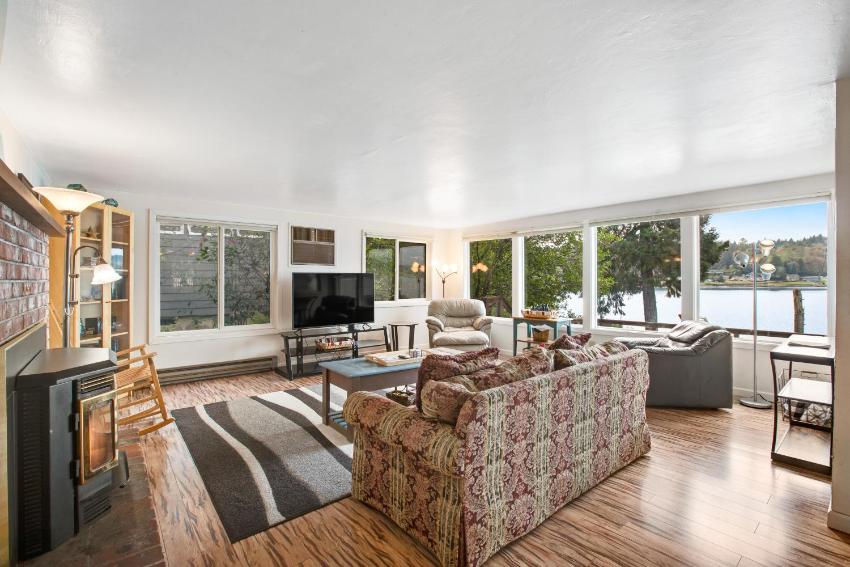 The Beach House at Oakland Bay